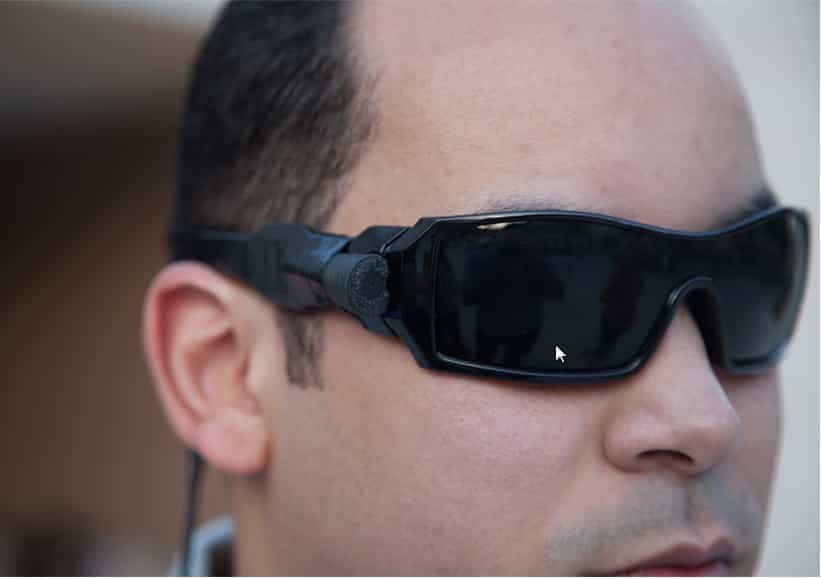 Voici le prototype de lunettes EyeTalk, actuellement testé. Viurniel Sanchez, le PDG de la start-up, a expliqué à Futura-Siences qu’un modèle complètement finalisé devrait être commercialisé en décembre aux États-Unis pour 250 dollars (190 euros). Une version destinée au marché international est annoncée pour l’année prochaine avec un tarif peut-être inférieur à 100 dollars. © EyeTalk