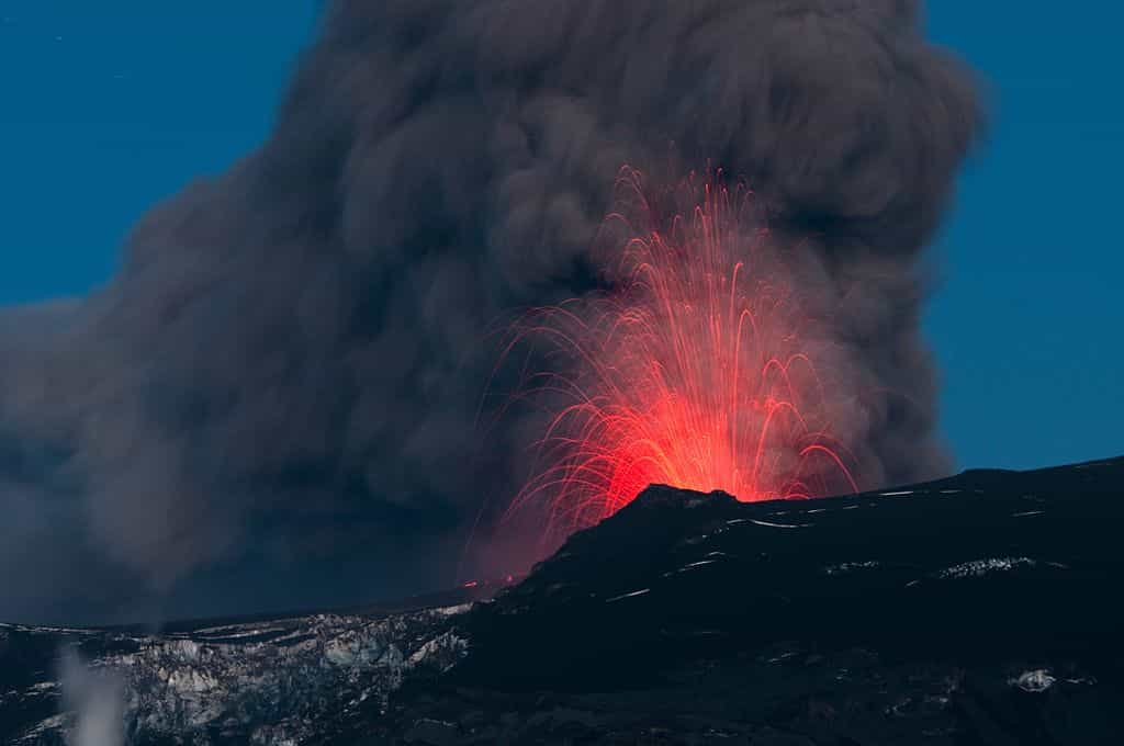 Les cendres et les panaches de fumée des éruptions volcaniques de moyenne ampleur, comme la célèbre éruption de l’Eyjafjöll, volcan islandais, en 2010 (qui avait même paralysé une partie du trafic aérien), seraient responsables d’une partie de la pause climatique. © David Karnå, Wikipédia, cc by 1.0