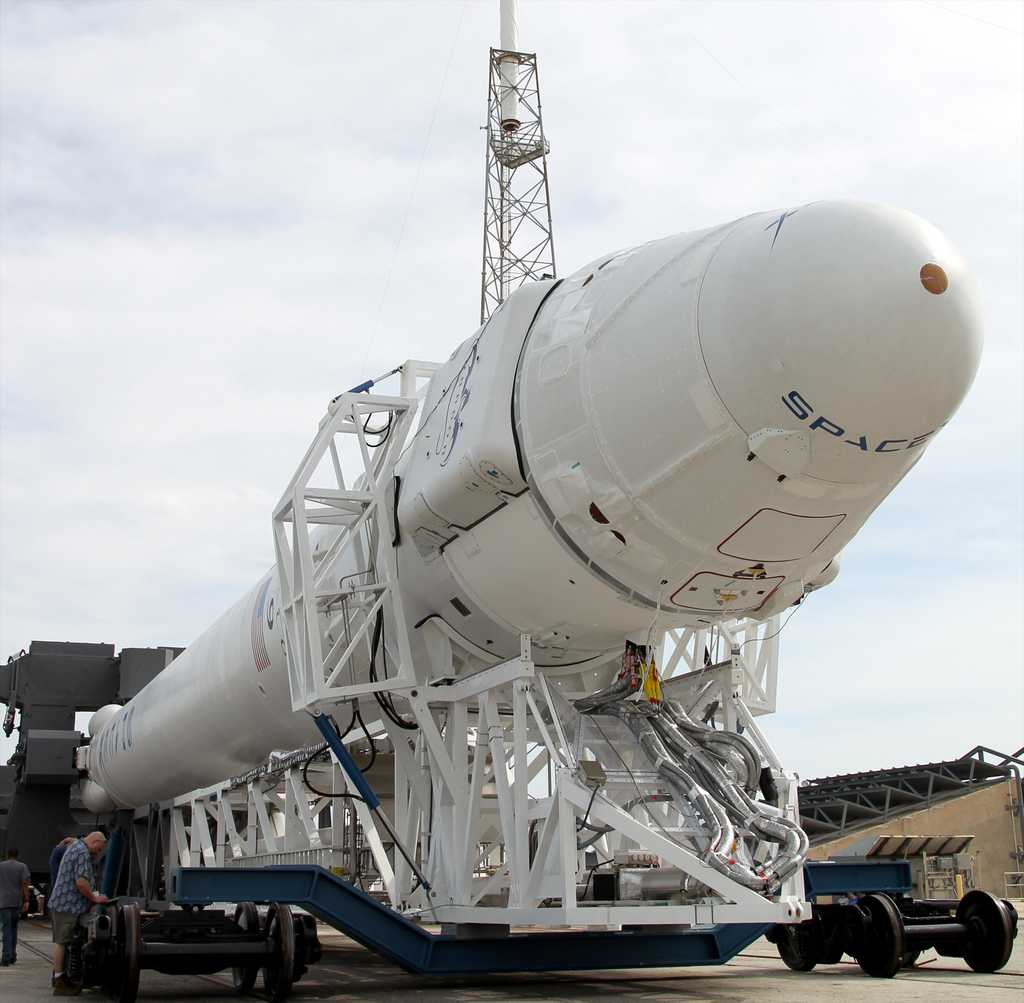 Le lanceur Falcon-9 et la capsule Dragon quelques jours avant le lancement de la première mission commerciale dans le site de lancement de SpaceX, à Cap Canaveral. La deuxième mission de ravitaillement de l’ISS par SpaceX doit commencer le 1er mars prochain. © SpaceX