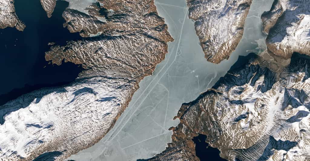 Des chercheurs de la Nasa ont analysé des traces sur la glace du Groenland. Des traces d’une activité humaine locale. © Lauren Dauphin, Nasa Earth Observatory, Landsat, US Geological Survey
