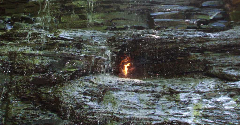 Cette flamme qui brûle derrière une chute d’eau dans les environs de Buffalo (États-Unis) est éternelle. © Rory Szwed, Wikipedia, Domaine public