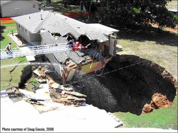 Une maison endommagée à la suite d’un effondrement de doline en Floride, en 2006. Il s'est produit exactement le même événement à Tampa, en mars 2013. Jeff Bush était en train de dormir, lorsque juste en dessous de lui, le sol s'est écroulé. © Doug Gouzie