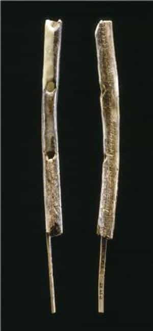 Cette flûte à deux trous en ivoire de mammouth aurait entre 42.000 et 43.000 ans. Elle a été découverte dans la grotte de Geißenklösterle dans le Jura Suabe, dans le sud-ouest de l'Allemagne. © University of Tübingen