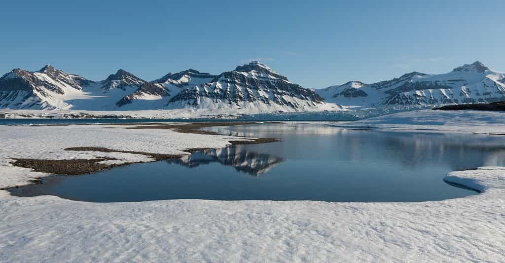 La fonte de la calotte polaire du Groenland va faire monter le niveau des eaux d'au moins 27 centimètres. © Rodolphe GODIN, Adobe Stock