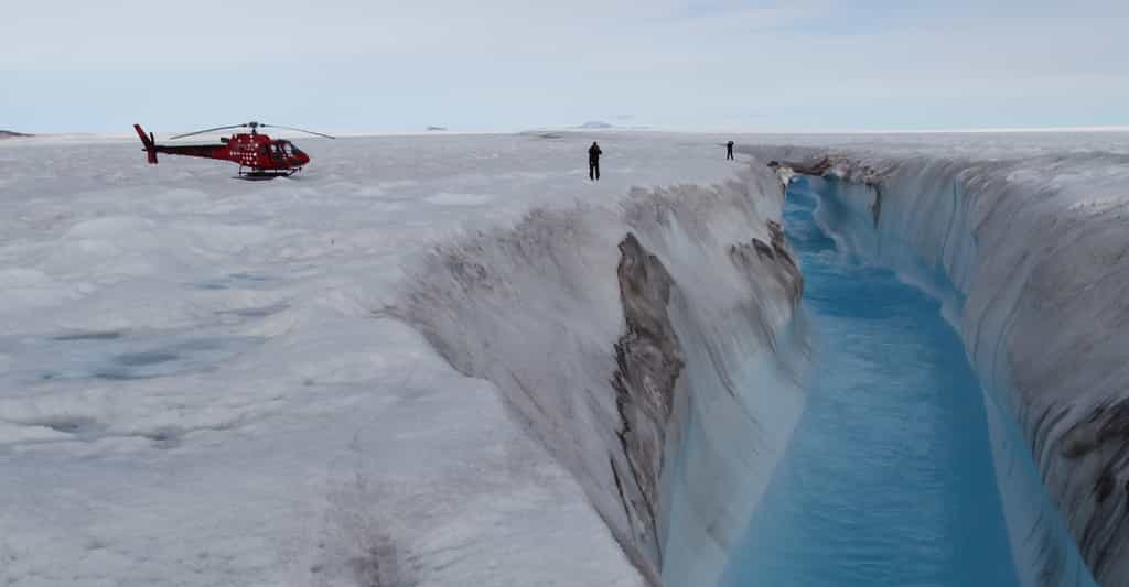 La glace du Groenland pourrait bien être en train de fondre encore plus vite que le pensaient les chercheurs. Ici, une rivière formée par des eaux de fonte du glacier Zachariae Isstrom, dans le nord-est du Groenland. © Shfaqat Abbas Khan, DTU Space