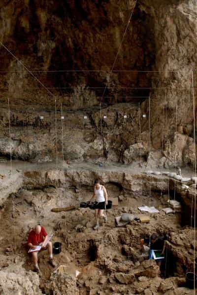 Les fouilles dans les fosses retrouvées à Hilazon Tachtit Cave en Israël ont permis de découvrir les restes de ce très ancien festin. © Naftali Hilger