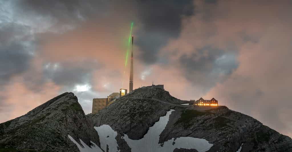 Une équipe internationale de chercheurs a réussi à guider la foudre à l’aide d’un laser haute puissance installé au sommet du Säntis (Suisse). © Martin Stollberg, Trumpf