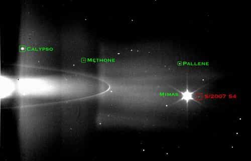 Le nouveau satellite de Saturne, dénommé provisoirement S/2007 S4, observé pour la première fois sur cette image prise le 30 Mai 2006 à une distance de 1,76 milllions de kilomètres de la planète. Crédit JPL.