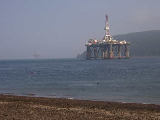 Les plateformes pétrolières sont nombreuses en mer du Nord. Elles sont parfois situées près des côtes écossaises comme ici dans le Cromarty Firth, parfois beaucoup plus au large, comme c'est le cas pour Gannet Alpha. © A3X, Flickr, CC by-sa 2.0