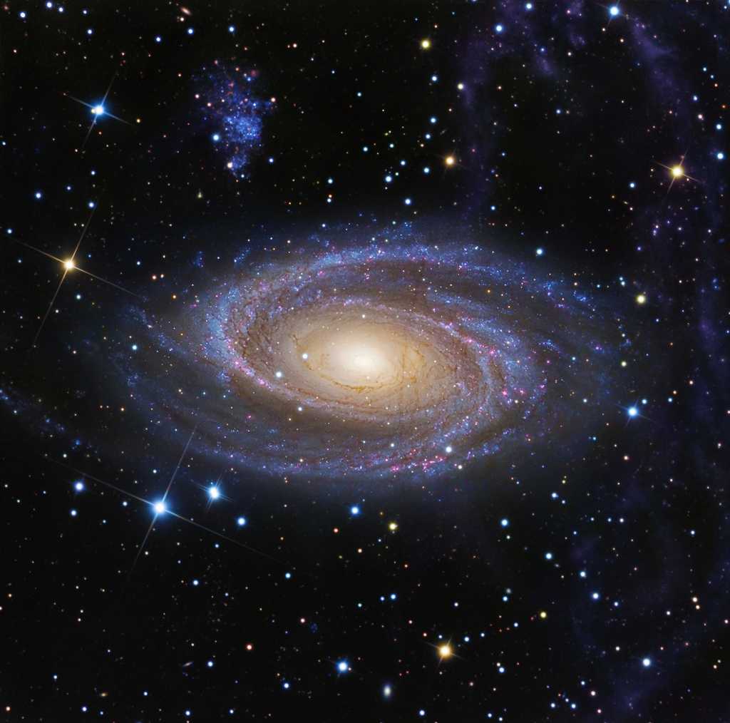 Cette superbe photographie de la galaxie M 81 met en valeur la boucle de Arp (à droite) qui est désormais rattachée à notre Voie lactée. La tache bleue au-dessus à gauche de M 81 est une petite galaxie satellite. © R. Jay GaBany