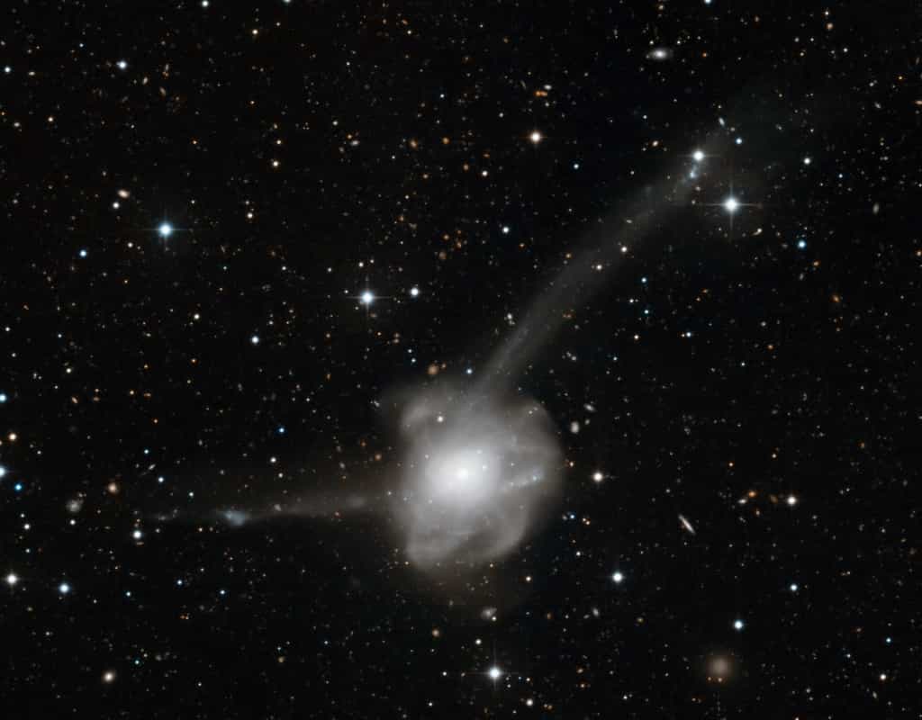 La collision de deux galaxies connue sous le nom de NGC 7252 dans la constellation du Verseau, photographiée par l'un des télescopes de l'Eso. Lorsqu'une telle collision se produit avec une troisième galaxie de petite taille, elle peut conduire à son éjection d'un amas de galaxies. © Eso