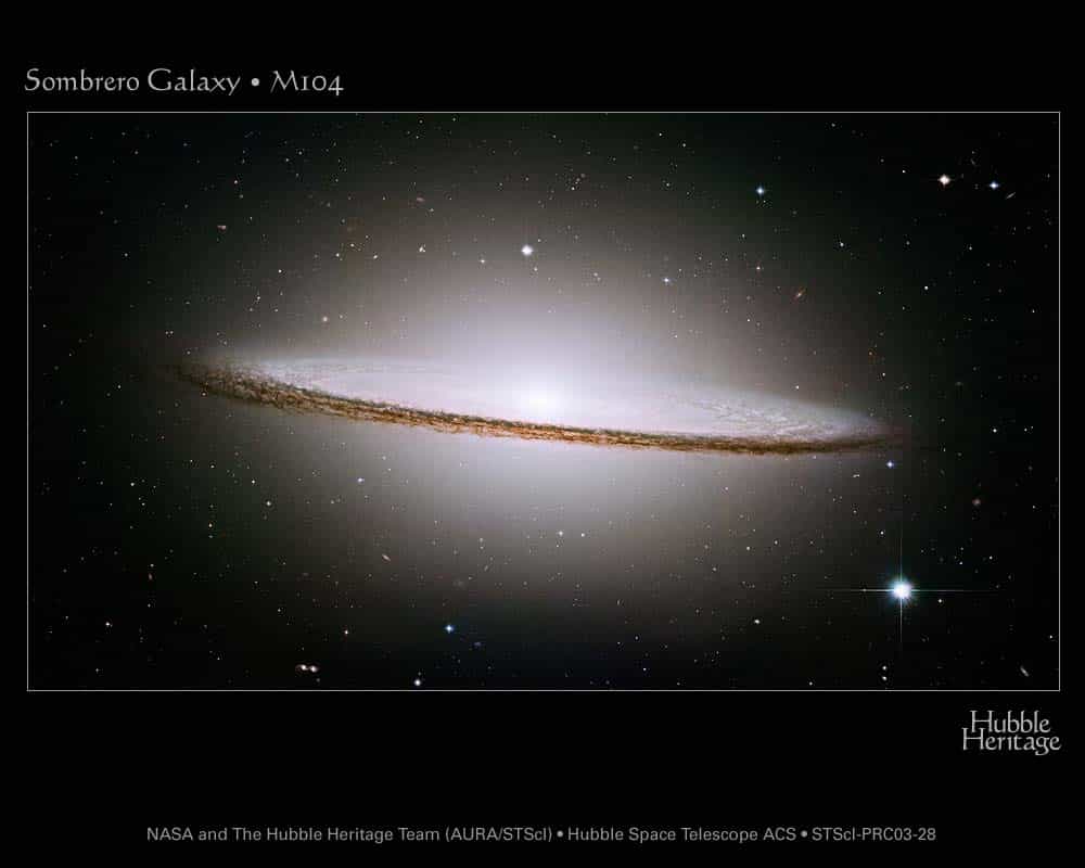La galaxie du Sombrero, NGC 4594, a été la troisième où l'étude des mouvements des étoiles centrales a conduit à la mise en évidence d'un trou noir central. Ce n'est pas une galaxie elliptique. Crédit : Nasa