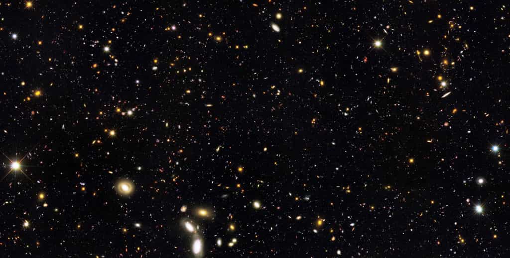 Une des images prises fin 2009 par Hubble lors d'une campagne d'observations d'un champ profond de l'univers observable. C'est un assemblage de mesure réalisées de l'infrarouge à l'ultraviolet, montrant des milliers de galaxies sur une période de 12 milliards d'années de l'histoire du cosmos. © Nasa, Esa