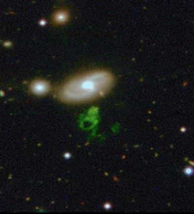 En fausse couleur verte, l'objet de Hanny situé près de la galaxie IC 2497. Crédit : Dan Smith, Peter Herbert, Matt Jarvis & the ING.