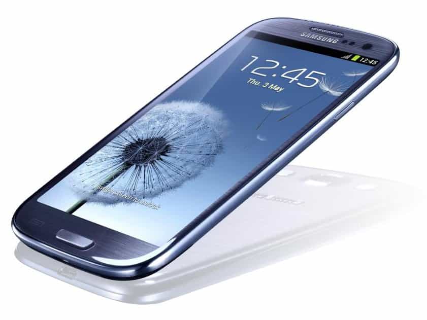 Pour son Galaxy S3, Samsung a choisi de conserver un bouton d’accueil physique alors qu’Android 4.0 prend en charge 3 boutons tactiles. © Samsung