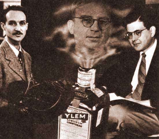 A gauche Robert Herman et à droite Ralph Alpher, au centre une image de Georges Gamow émergeant d'une bouteille de cointrau (Crédit : AIP)
