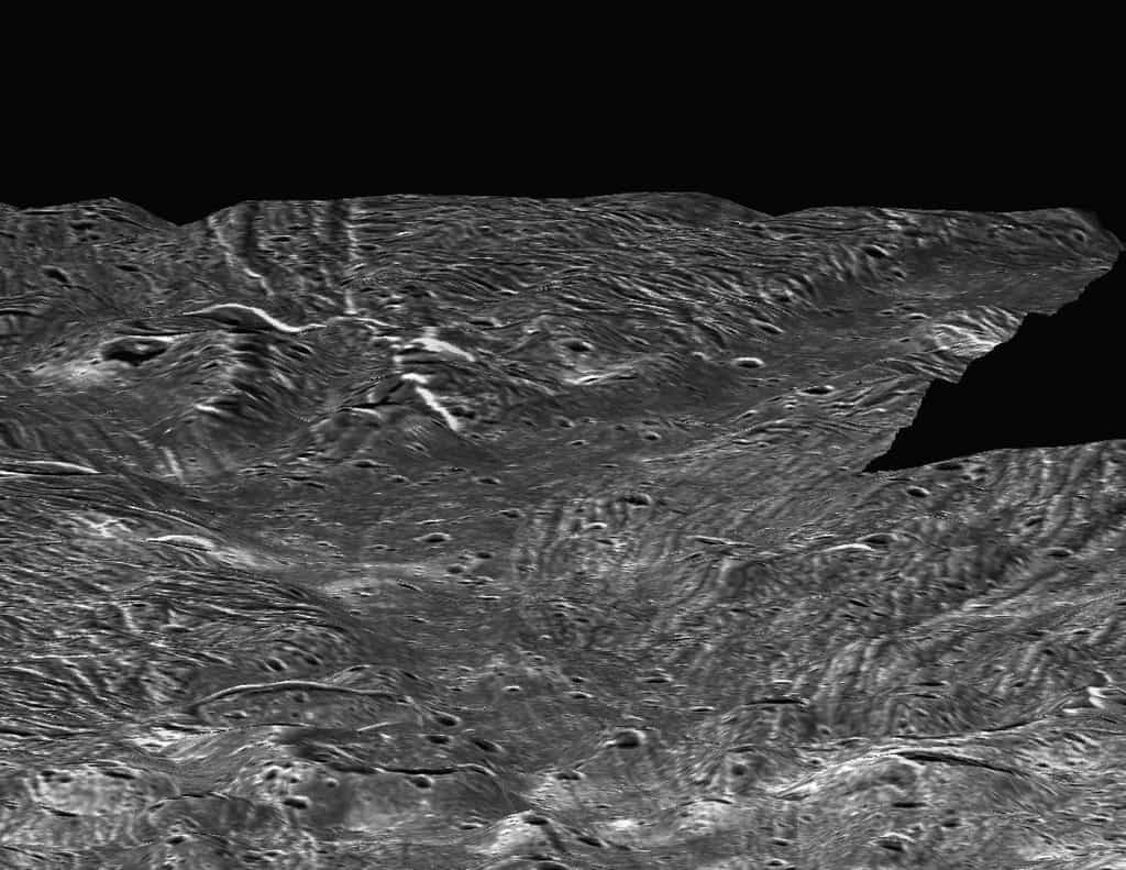 On suppose que l'intérieur de Ganymède renferme, comme Callisto, une grande étendue d'eau à l'état liquide entre deux couches de glace. Malgré l'envoi d'un atterrisseur à sa surface, les chances d'étudier cette eau sont nulles : l'état actuel de notre technologie ne nous le permet pas. © Nasa, JPL, LPI