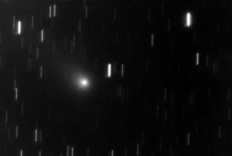 Alors qu'elle est encore à plus de 200 millions de kilomètres de la Terre, la comète Garradd montre déjà une queue de gaz et de poussière. © R. Morisan

