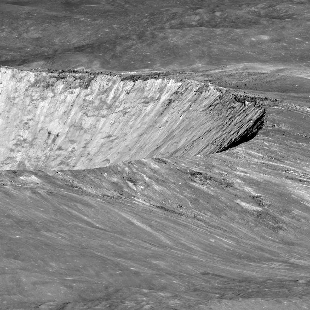 Pour dater précisément le cratère lunaire Giordano Bruno, il faudra prélever sur ses pentes des morceaux de roche fondue. © Nasa, GSFC, Arizona State University 