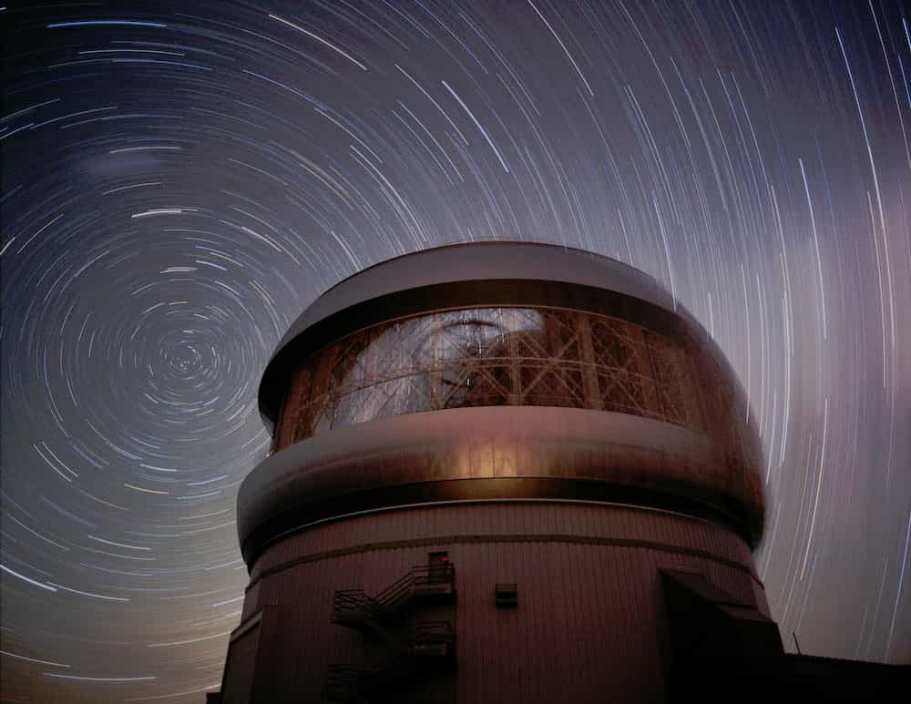 Une pose photographique nocturne de 45 minutes révèle les effets de la rotation terrestre sur les étoiles de l'hémisphère sud à l'arrière de la coupole de l'Observatoire Gemini sud. Crédit : Geminy Observatory
