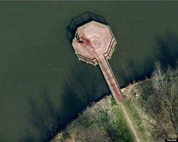 Google Earth aurait-il capturé une scène de crime ? Si cette photo démontre une fois de plus que Google nous surveille de vraiment très près, il faut se méfier. Il subsiste des incohérences dans les cartes fournies par le géant de Mountain View. Il invente même des îles... © Google Earth