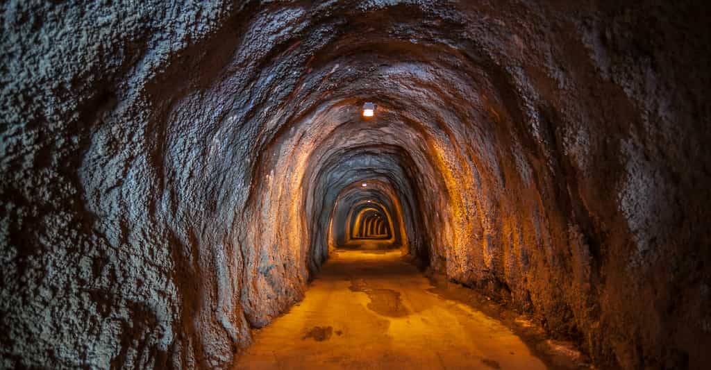 Pour la première fois, un gradiomètre de gravité quantique a permis de localiser un tunnel sous un mètre de terre en conditions réelles. © Maxim Malevich, Adobe Stock