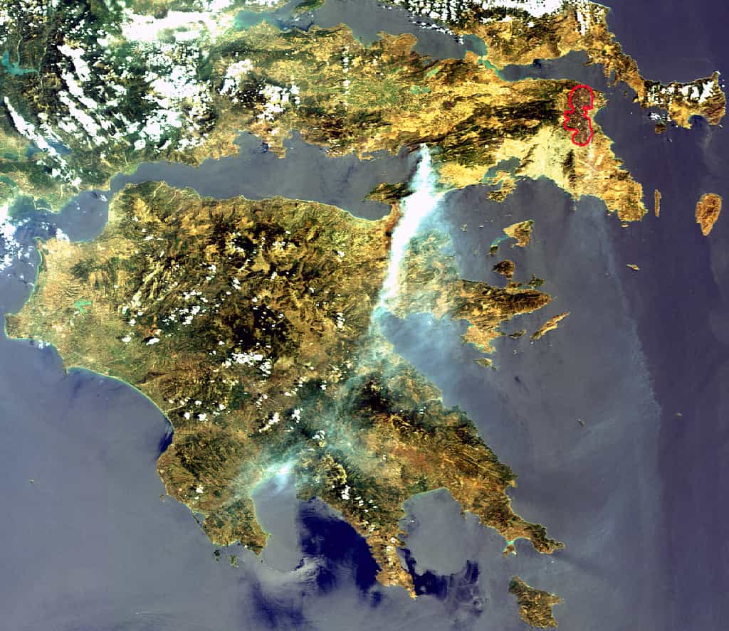 Le Péloponnèse sous l'œil de Meris le lundi 24 août à 9 h 14 TU (12 h 14 en heure locale). Le foyer de l'incendie se trouve cette fois à l'ouest d'Athènes, à l'extrémité est du golfe de Corinthe. Au nord de la capitale grecque (repérable à sa couleur plus claire), les zones calcinées par le premier incendie (entourées de rouge) sont bien visibles. © Esa