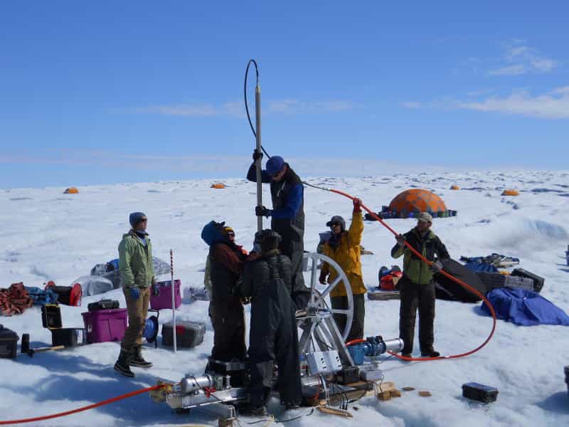 Le doctorant Toby Meierbachtol manipule un appareil de forage qui utilise de l'eau chaude pour creuser à plus de 800 m de profondeur. L’étude de l’interface terre-glace est rendue complexe par l’épaisseur gelée qui recouvre le Groenland. © Université du Montana