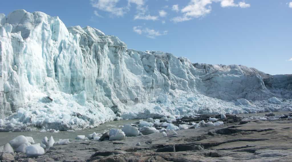 La calotte glaciaire du Groenland mesure plus de deux kilomètres d’épaisseur. Le Groenland est largement menacé par le réchauffement climatique. Si tout l’inlandsis venait à fondre, cela provoquerait une élévation du niveau de la mer de 7,2 m. © Algkalv, Wikipédia, DP