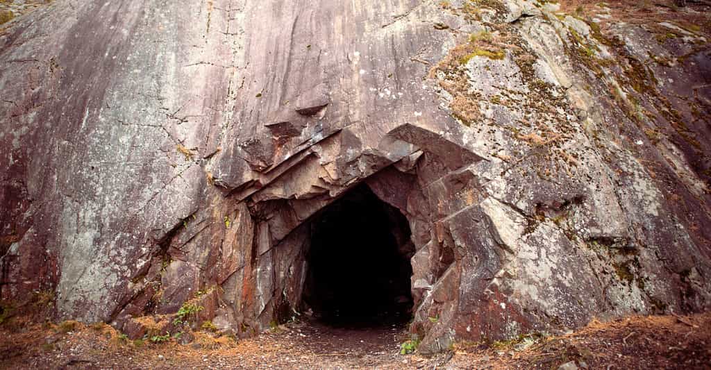 Des chercheurs suggèrent que les grottes découvertes sur d’autres corps planétaires que notre Terre pourraient être le bon endroit pour chercher des formes de vie extraterrestres. © MindestensM, Adobe Stock
