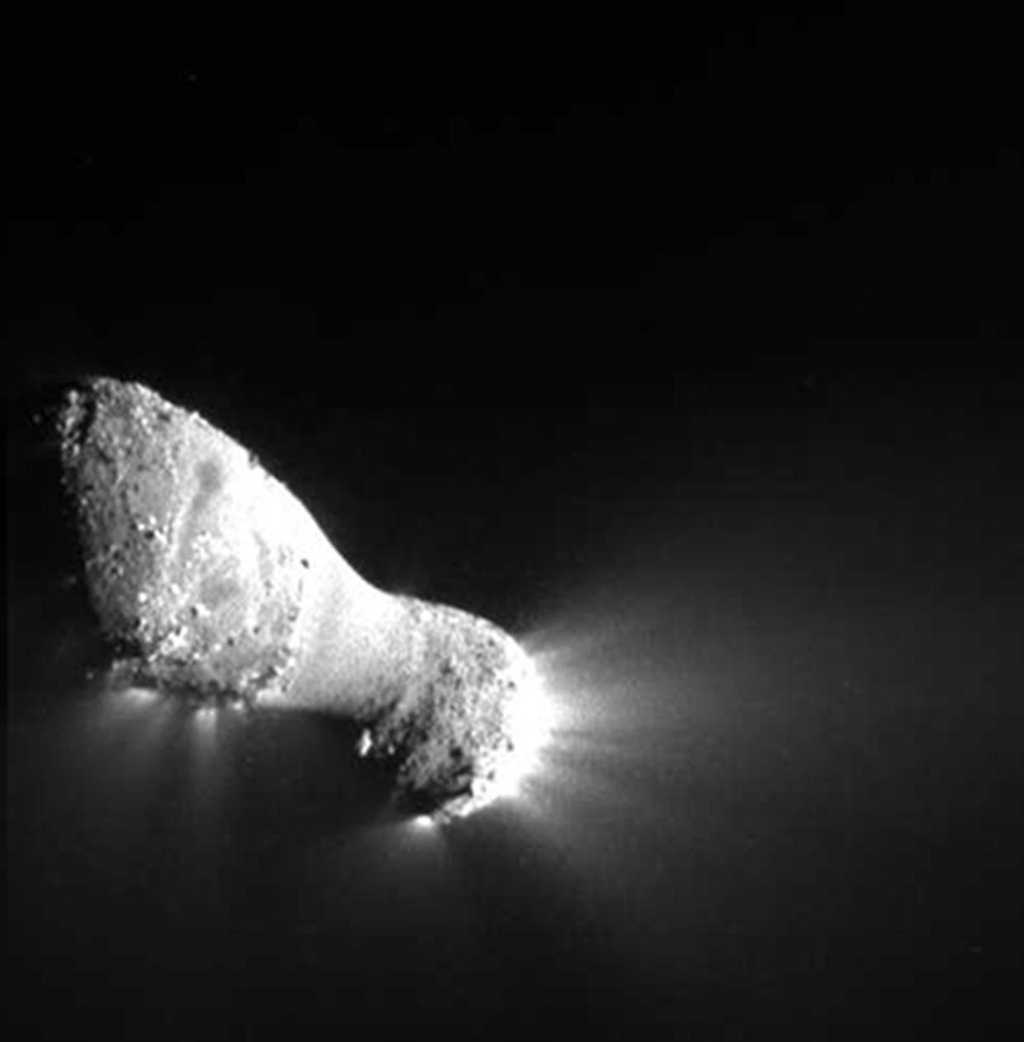 Une vue détaillée de la comète 103P/Hartley 2, obtenue par la sonde Epoxi. Les plus petits détails visibles font moins de 10 mètres. © Nasa
