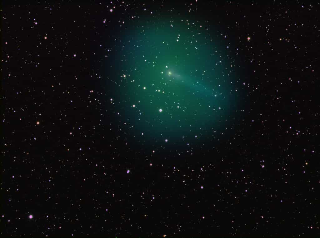 En 4 heures de poses, l'astronome amateur Nick Howes a réalisé cette superbe image qui nous permet de mesurer l'ampleur du dégazage qui se produit à la surface de la comète 103P/Hartley 2. © Nick Howes 