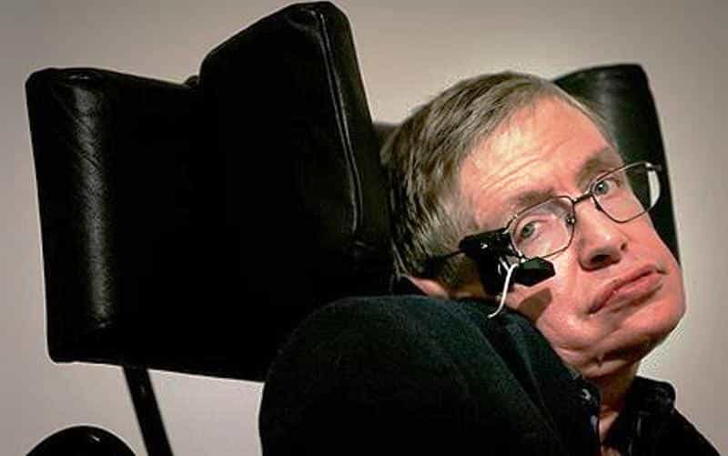 Stephen Hawking avec l'appareil lui permettant de communiquer avec un ordinateur. © DAMTP University of Cambridge