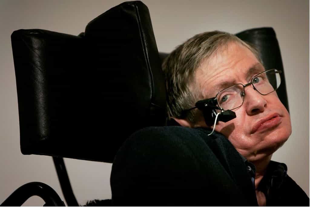 Stephen Hawking avec l'appareil lui permettant de communiquer grâce à un ordinateur. © DAMTP, University of Cambridge