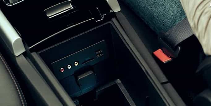Doté de deux ports USB, d'un emplacement pour carte mémoire SD et d'une prise audio et vidéo au standard RCA, ce hub multimédia accueille tous les équipements nomades de la famille. © Ford