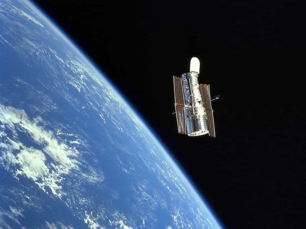 A 600 kilomètres d'altitude, le télescope spatial Hubble tourne inlassablement autour de la Terre. Réussite technologique exceptionnelle, il n'a cessé de révolutionner notre vision du cosmos depuis 20 ans. Crédit Nasa
