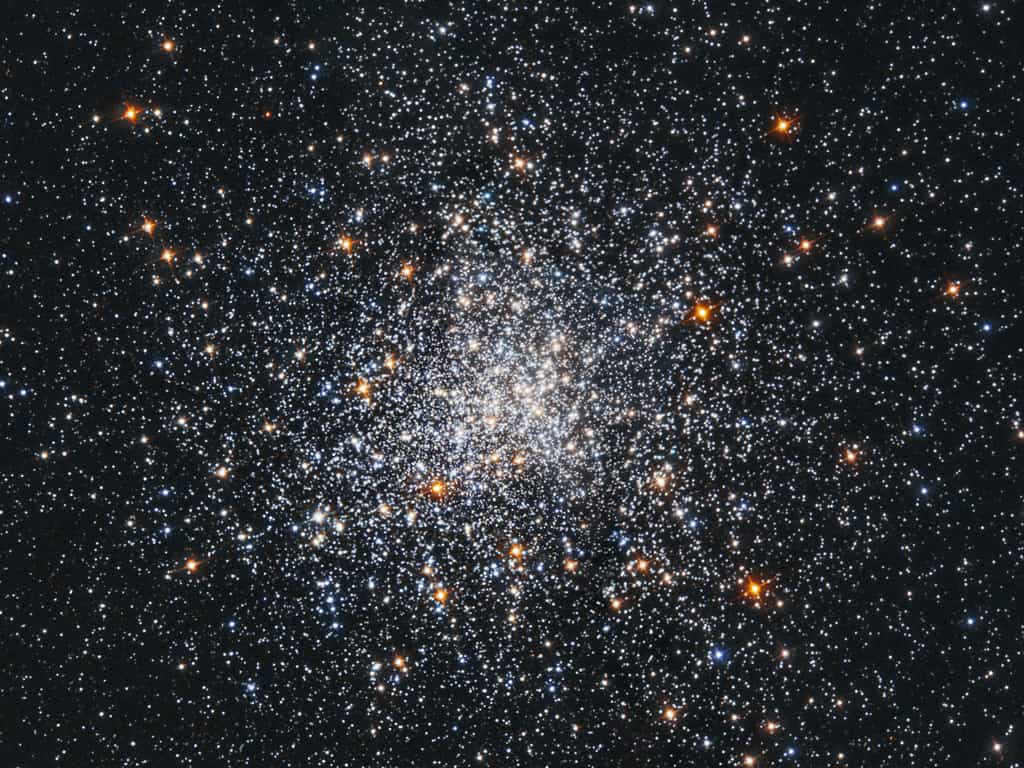 L’amas globulaire M79 — reconstitué ici par une combinaison d’images prises en 1995 et 1997 —, situé dans la constellation de la Lire, a été découvert en 1780. Il est situé à environ 41.000 années-lumière de notre Soleil. © Nasa/ESA ; S. Djorgovski (Caltech) and F. Ferraro (University of Bologna)