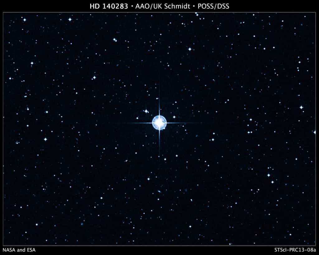 Cette image a été prise à l’Anglo-Australian Observatory (AAO) avec un filtre bleu. Elle est extraite du Digitized Sky Survey (DSS, traduisible par « relevé du ciel numérisé »), une version électronique de plusieurs atlas photographiques du ciel. Le DSS ne doit pas être confondu avec le Sloan Digital Sky Survey (SDSS). L'image montre HD 140283, la plus vieille étoile connue actuellement et qui est située à seulement 190,1 années-lumière de la Terre. © Digitized Sky Survey (DSS), STScI/AURA, Palomar/Caltech, UKSTU/AAO