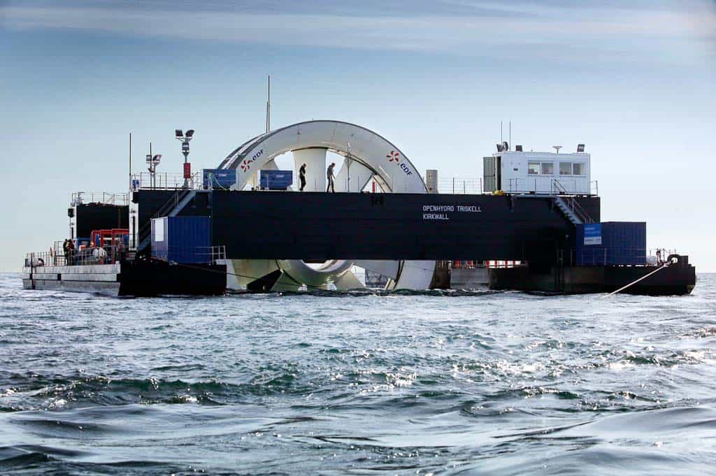 Une hydrolienne OpenHydro au large de Bréhat. Il s'agit d'une turbine sous-marine utilisant les courants marins pour produire du courant. Son fonctionnement est similaire à celui d'une éolienne mise en mouvement par le vent. © EDF Rémi Artiges