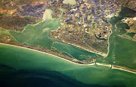 Cette photo de la Baie de San-Antonio (Texas), prise depuis la Station spatiale internationale, montre un estuaire particulièrement propice à la formation d’une zone morte par phénomène d’hypoxie, ainsi qu’en témoigne la turbidité de l’eau. Crédit Nasa