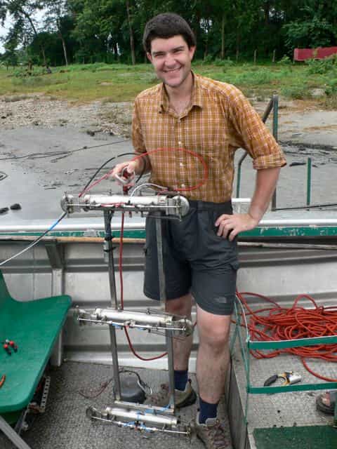 Valier Galy, géologue et amateur d’alpinisme, s’est fait trekkeur pour analyser les cours d’eau himalayens. On le voit ici en pleine action avec un échantillonneur de sédiments. © C. France-Lanord / CNRS 2007