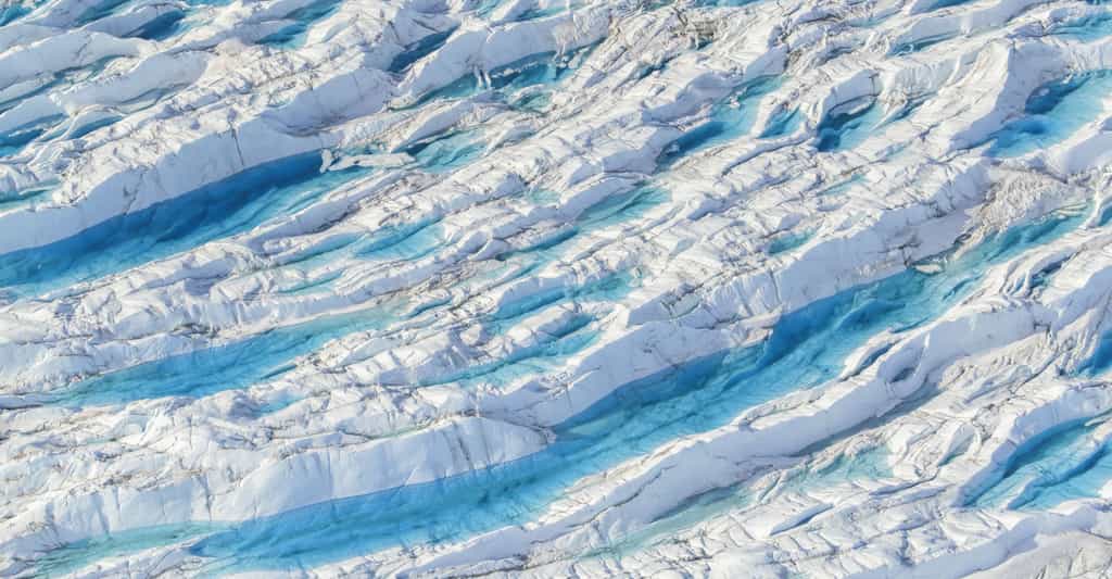 Crevasse remplie d’eau sur l’inlandsis au-dessus du glacier Eqi. © Florian Ledoux, tous droits réservés