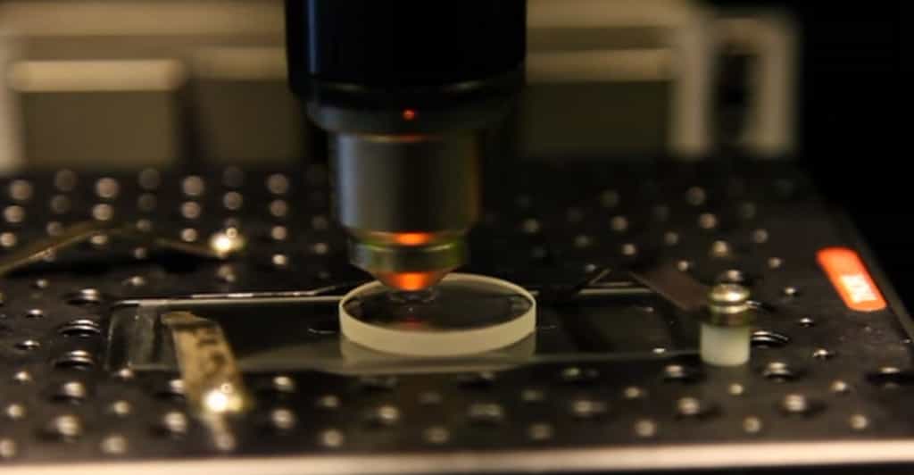 Ce laser femtoseconde est en train de graver 360 To (téraoctets) de données sur ce disque en verre. Préservé à une température inférieure à 190 degrés, ce support de stockage pourrait, en théorie, durer 13,8 milliards d’années. © University of Southampton Optoelectronics Research Centre