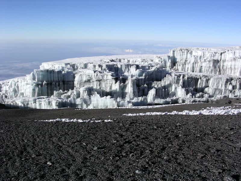 Le sommet du Kilimandjaro est recouvert par une calotte glaciaire, dont le retrait s'accélère depuis le début du XXe siècle. © Yosemite, Wikipédia, GNU 1.2