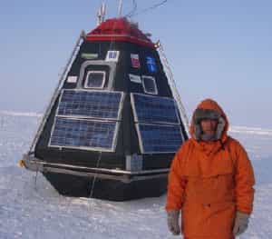 Jean Louis Etienne au côté du Polar Observer au Pôle Nord, avant son départ
Crédit : &copy; Francis Latreille. Avec l'aimable autorisation de la "Mission Banquise"