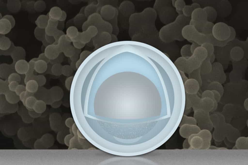 Cette image de synthèse illustre le principe des nanoparticules dont la structure reprend celle d’un œuf. La sphère grise au centre représente une nanoparticule d’aluminium et l’enveloppe bleu clair la coquille d’oxyde de titane. L’espace libre entre les deux permet à la nanoparticule de se dilater et de se contracter lors des cycles charge-décharge de la batterie sans endommager la coquille. © MIT, Christine Daniloff