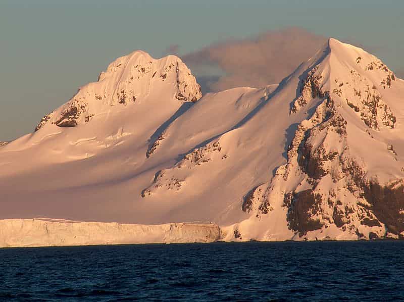 L'Antarctique est un continent recouvert de plus d'1,6 km de glace. La température peut atteindre -89,2 °C. Le continent terrestre est tout de même visible, car il existe des chaînes de montagne, dont le point culminant est le dôme A qui atteint 4.093 m. © Wikimedia, GNU
