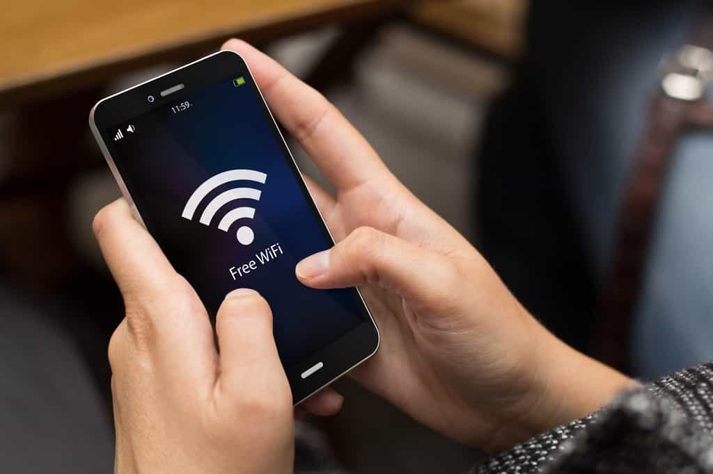 Le Wi-Fi est incontournable mais il a tendance à entamer significativement l’autonomie des appareils mobiles. Des chercheurs de l’université de Washington (États-Unis) ont mis au point une solution qui pourrait changer beaucoup de choses… © Georgejmclittle, Shutterstock