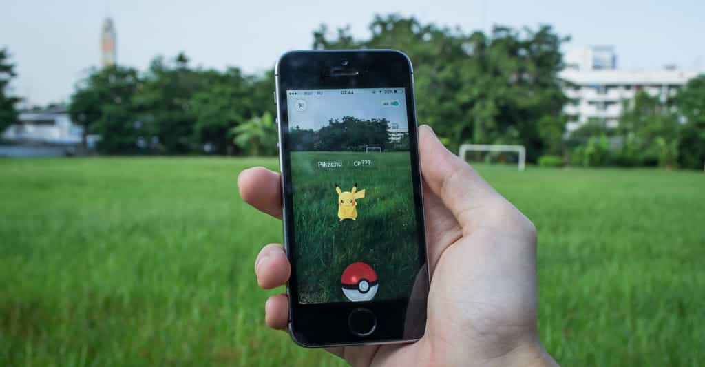Grâce à la technologie mise au point par le MIT, les créatures virtuelles de Pokémon Go pourraient s’intégrer de manière plus réaliste au décor réel. Mais le système pourrait fonctionner avec n'importe quelle application de réalité augmentée. © Wachiwit, Shutterstock
