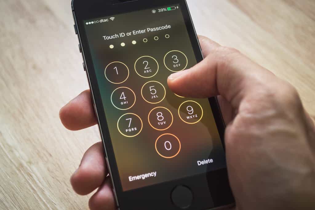 Alors qu’Apple refusait d’aider le FBI à contourner la sécurité de l’iPhone 5c de l’un des tueurs de San Bernardino, l’agence fédérale a fait appel à un intervenant tiers qui lui a semble-t-il fourni le moyen d’exploiter une faille de sécurité inédite. © Wachiwit, Shutterstock